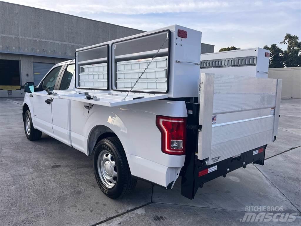 Ford F-150 Vieglais kravas automobilis/izkraušana no sāniem