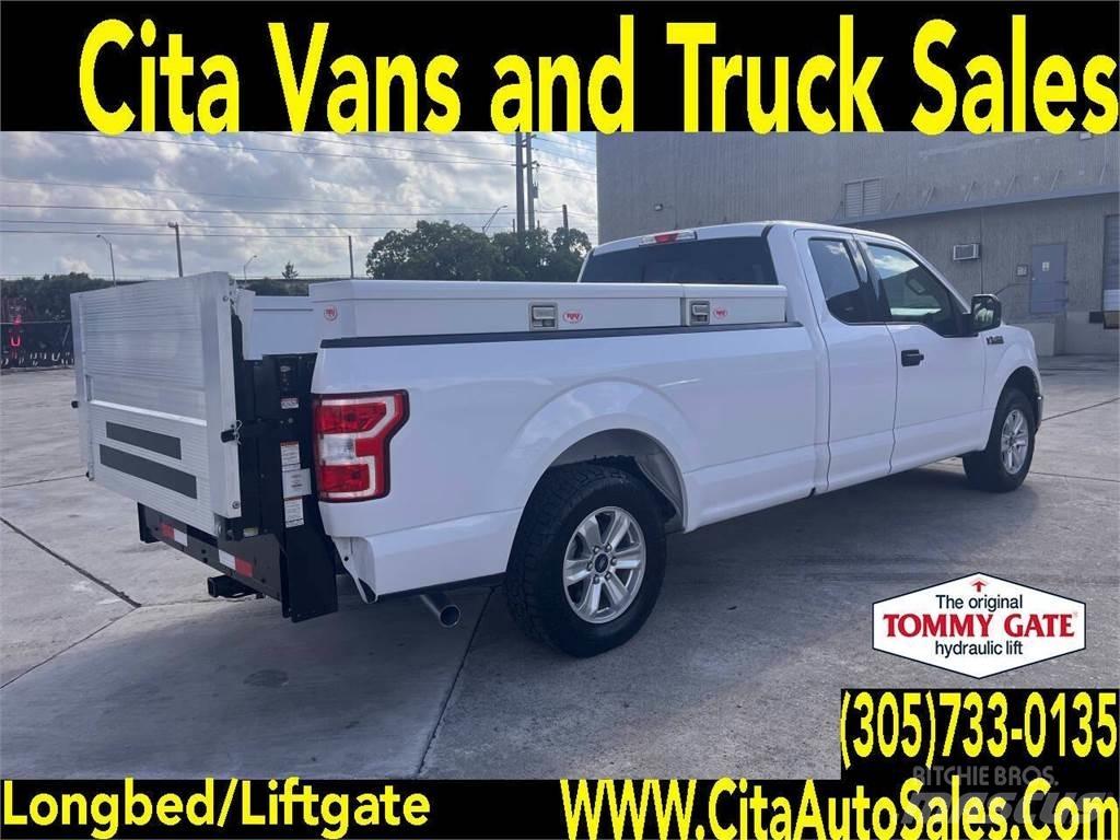 Ford F-150 Vieglais kravas automobilis/izkraušana no sāniem