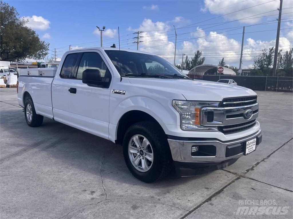 Ford F-150 Vieglais kravas automobilis/izkraušana no sāniem