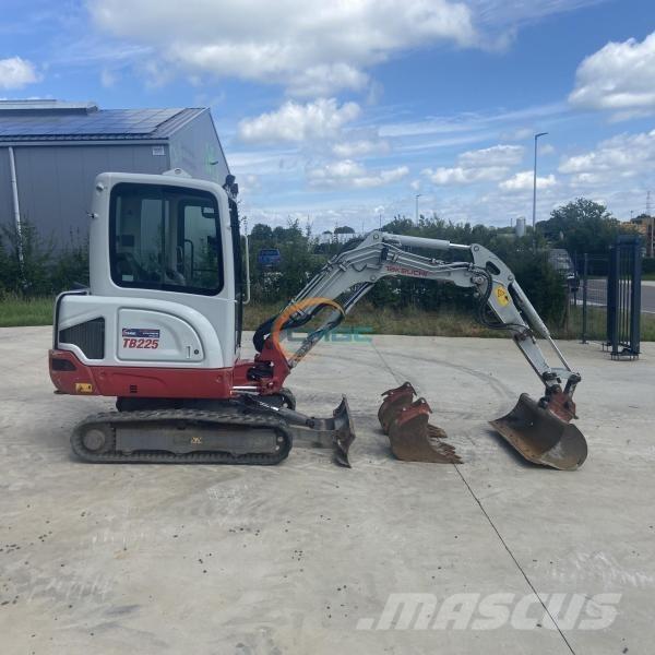 Takeuchi TB225 Ekskavatori uz riteņiem