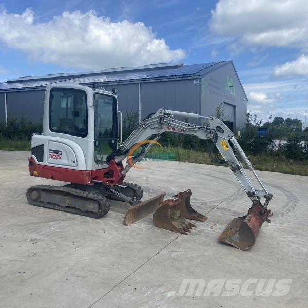 Takeuchi TB225 Ekskavatori uz riteņiem