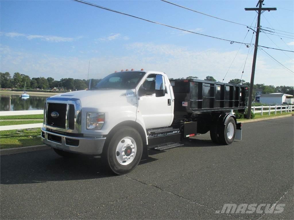 Ford F750 Treileri ar āķi