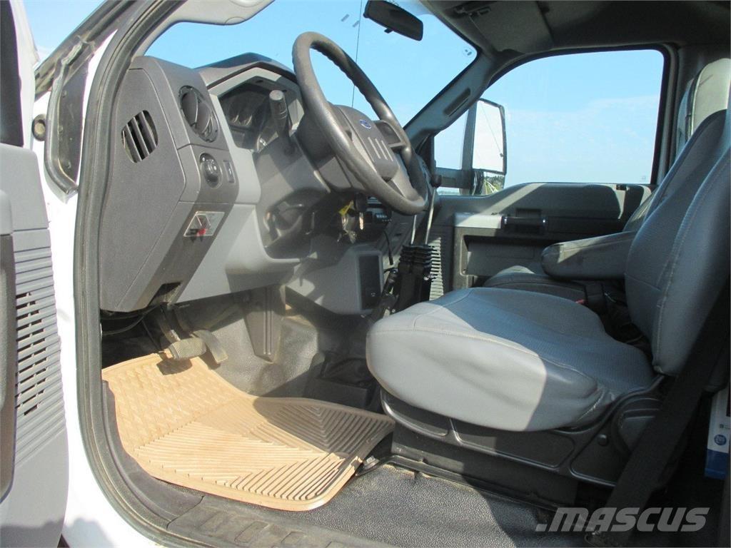 Ford F750 Treileri ar āķi