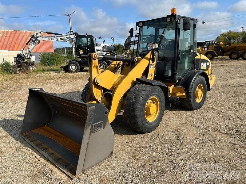 CAT 906H Iekrāvēji uz riteņiem