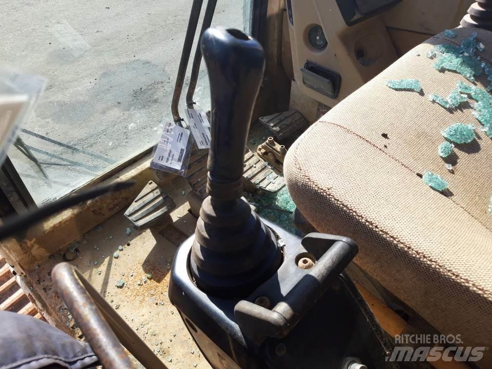CAT 325LN Kabīnes un interjers