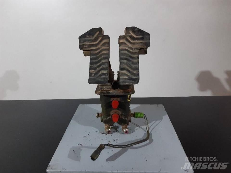 CAT 330C Kabīnes un interjers
