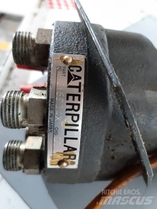 CAT 330L Kabīnes un interjers