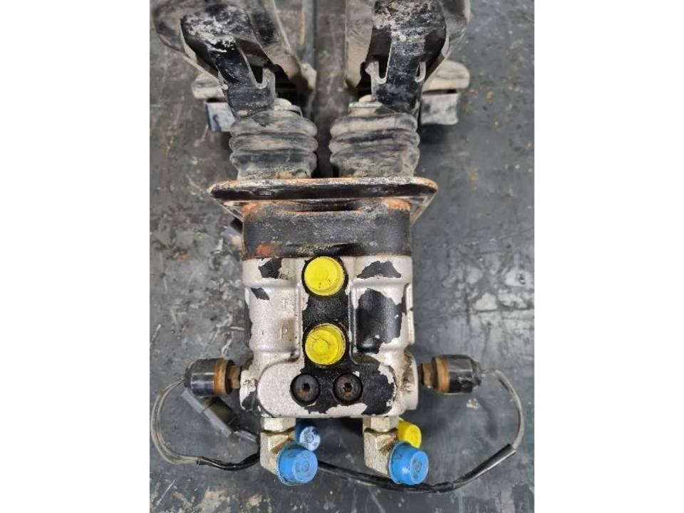 CAT 336DL Kabīnes un interjers