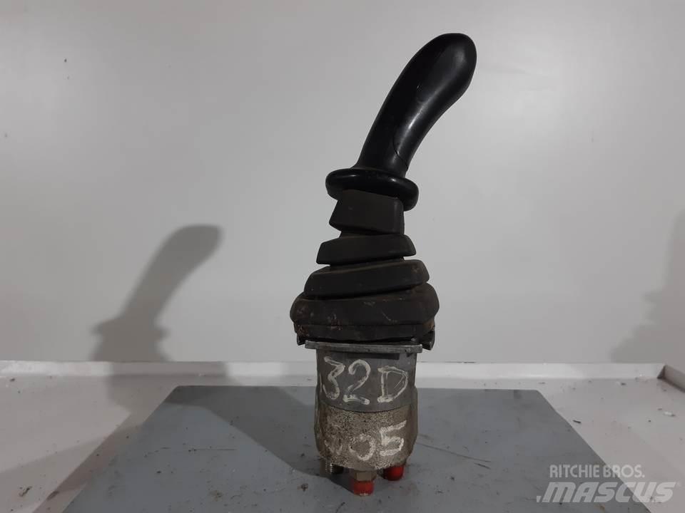 CAT 432D Kabīnes un interjers