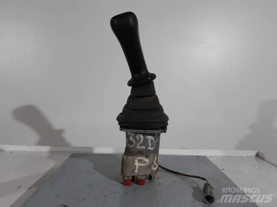 CAT 432D Kabīnes un interjers