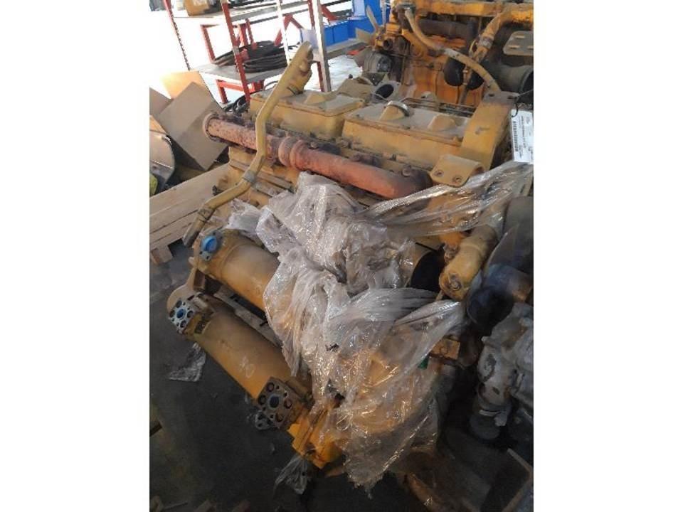 CAT 775B Dzinēji