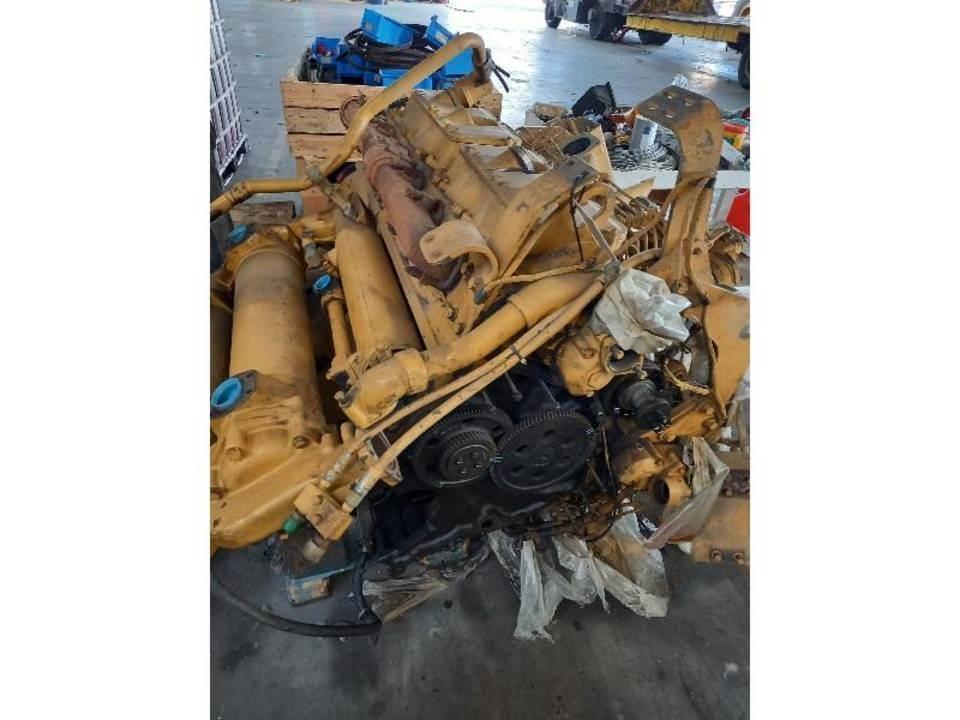 CAT 775B Dzinēji
