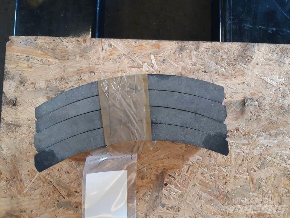 CAT 966C Sliedes, ķēdes un šasija