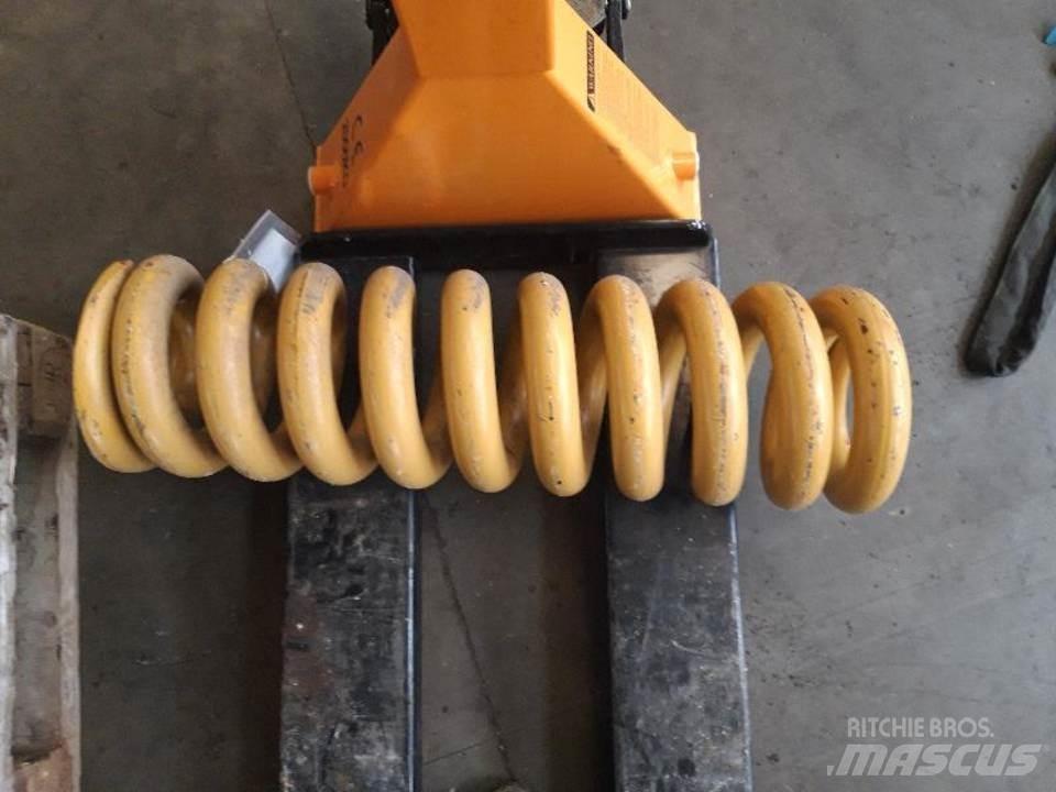 CAT D7F Sliedes, ķēdes un šasija