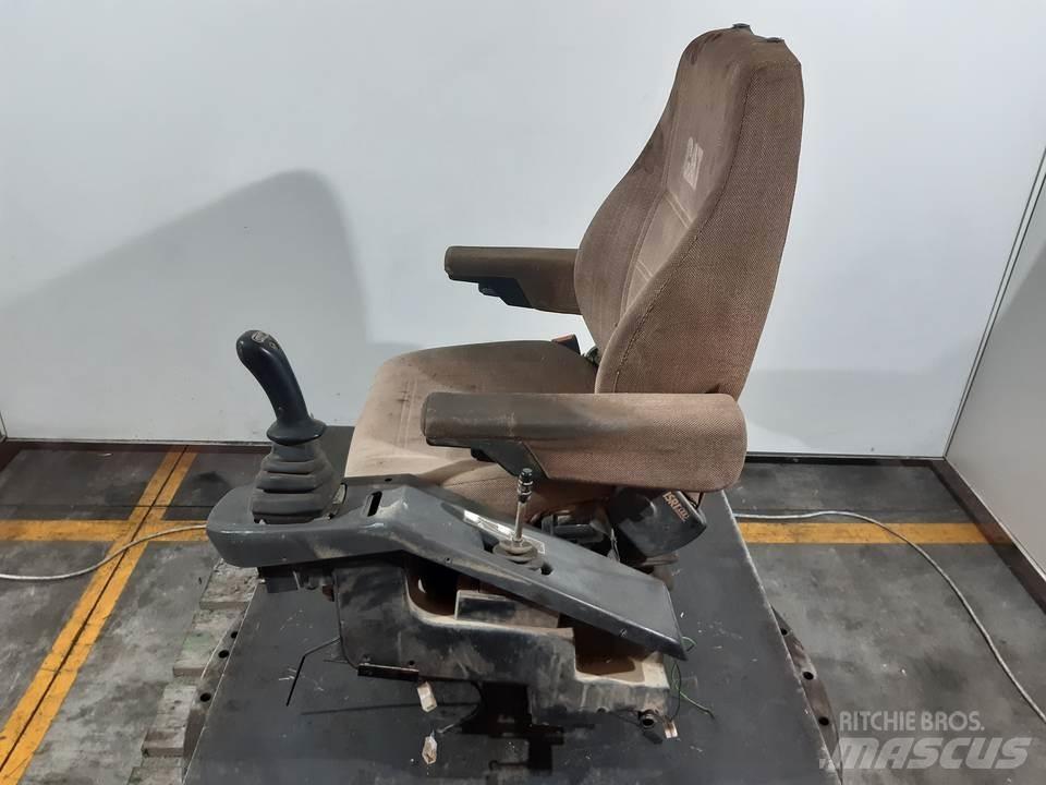 CAT M312 Kabīnes un interjers