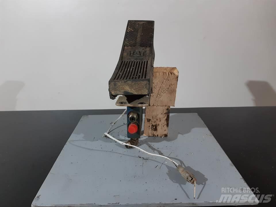 CAT M312 Kabīnes un interjers