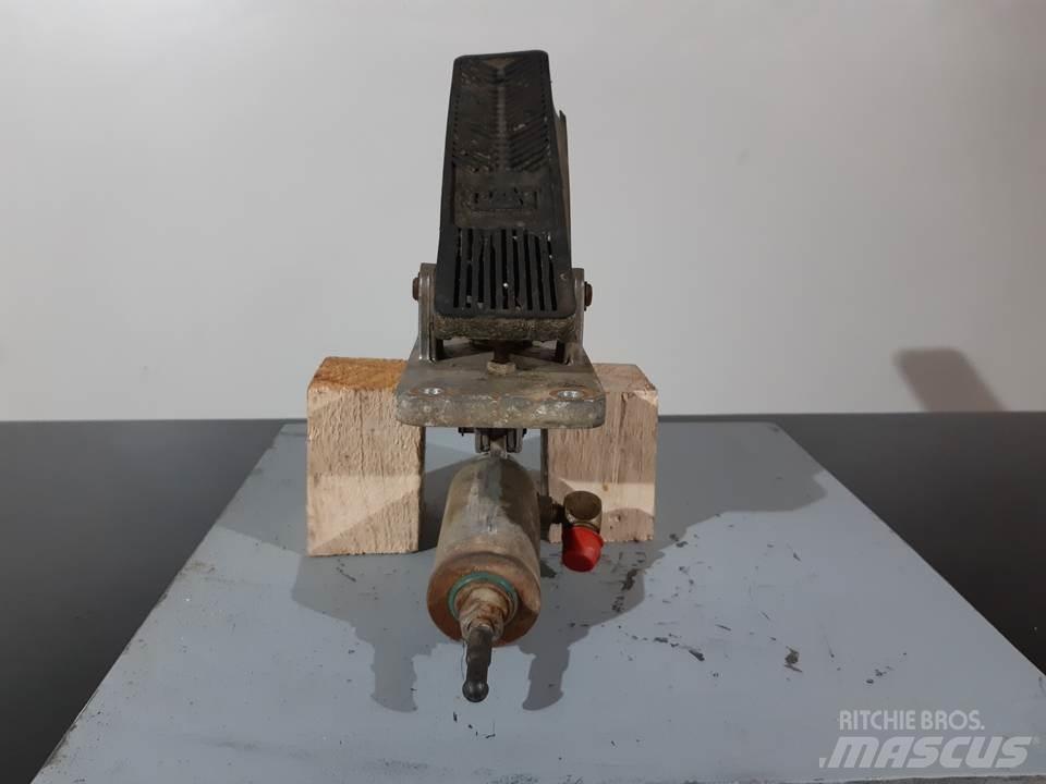 CAT M312 Kabīnes un interjers