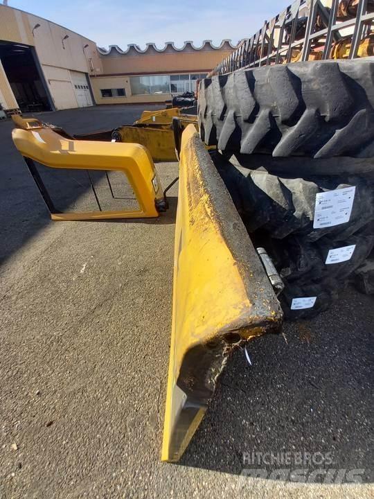 CAT M320F Kabīnes un interjers