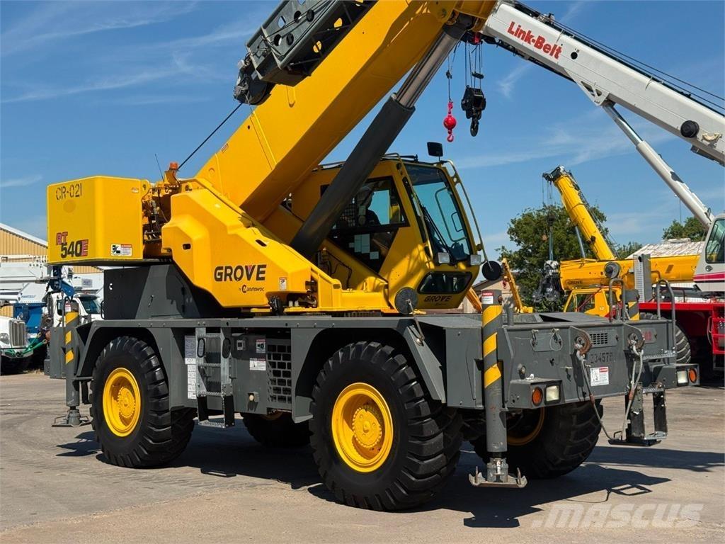 Grove RT540E Celtņi nelīdzenām virsmām