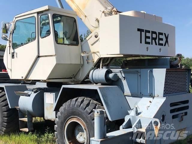 Terex RT230E Celtņi nelīdzenām virsmām
