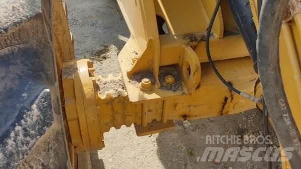 CAT 908 Iekrāvēji uz riteņiem