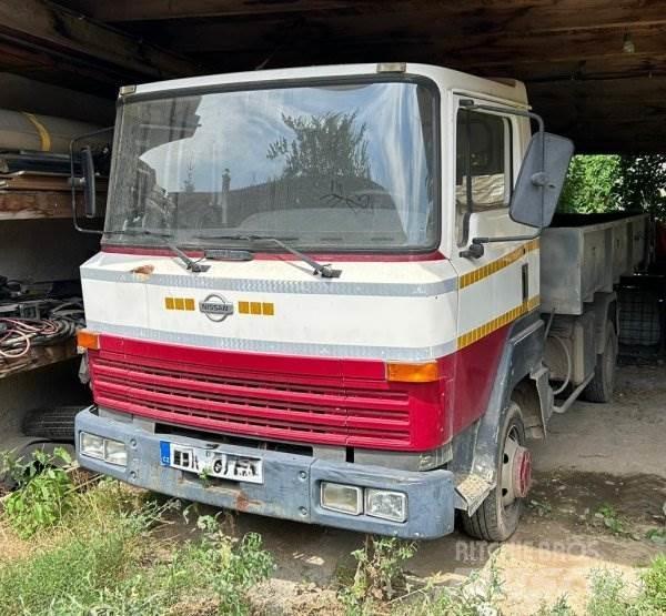 Nissan L351 Treileri ar āķi
