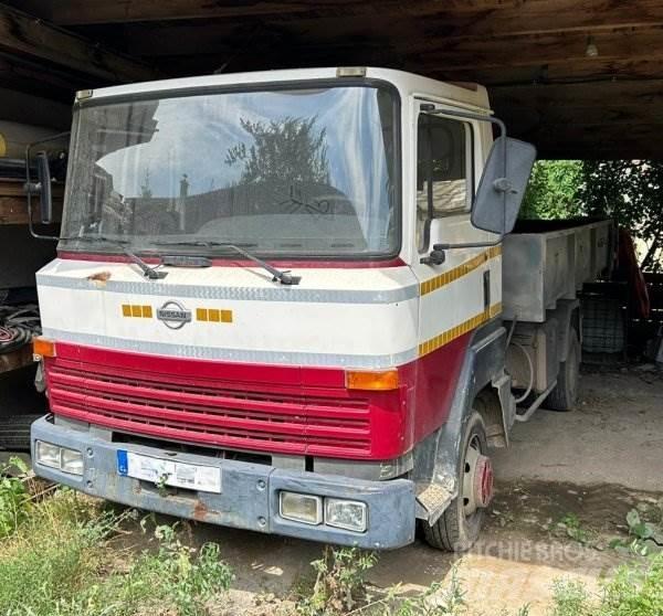 Nissan L351 Treileri ar āķi