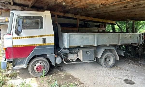 Nissan L351 Treileri ar āķi