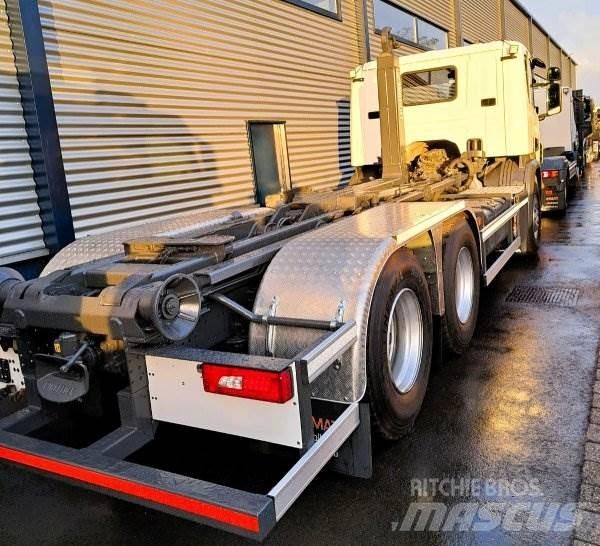 Scania P 360 Treileri ar āķi
