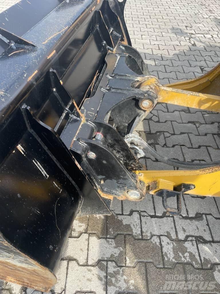 CAT 906 M Iekrāvēji uz riteņiem