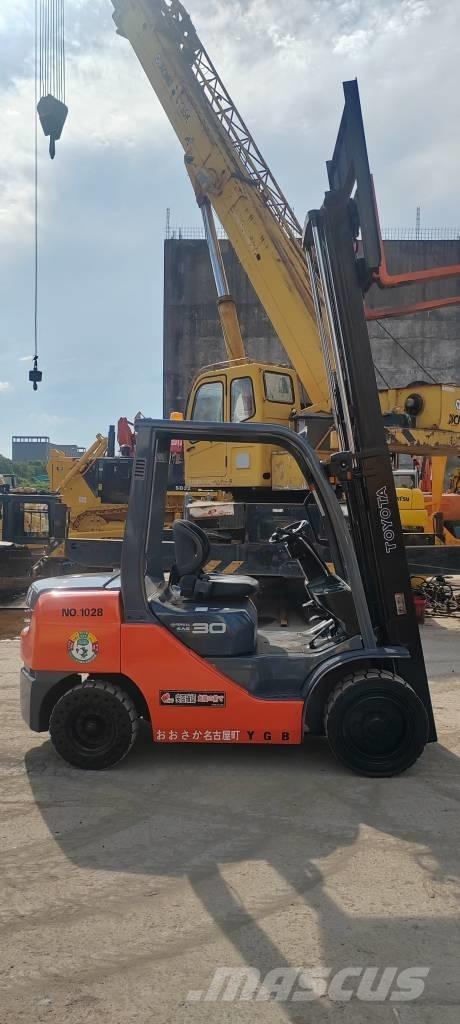 Toyota FD 30 Tehnika ar dīzeļa dzinēju