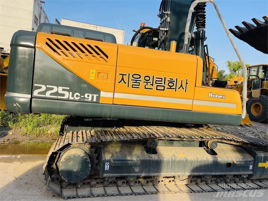 Hyundai 225 lc 9t Kāpurķēžu ekskavatori