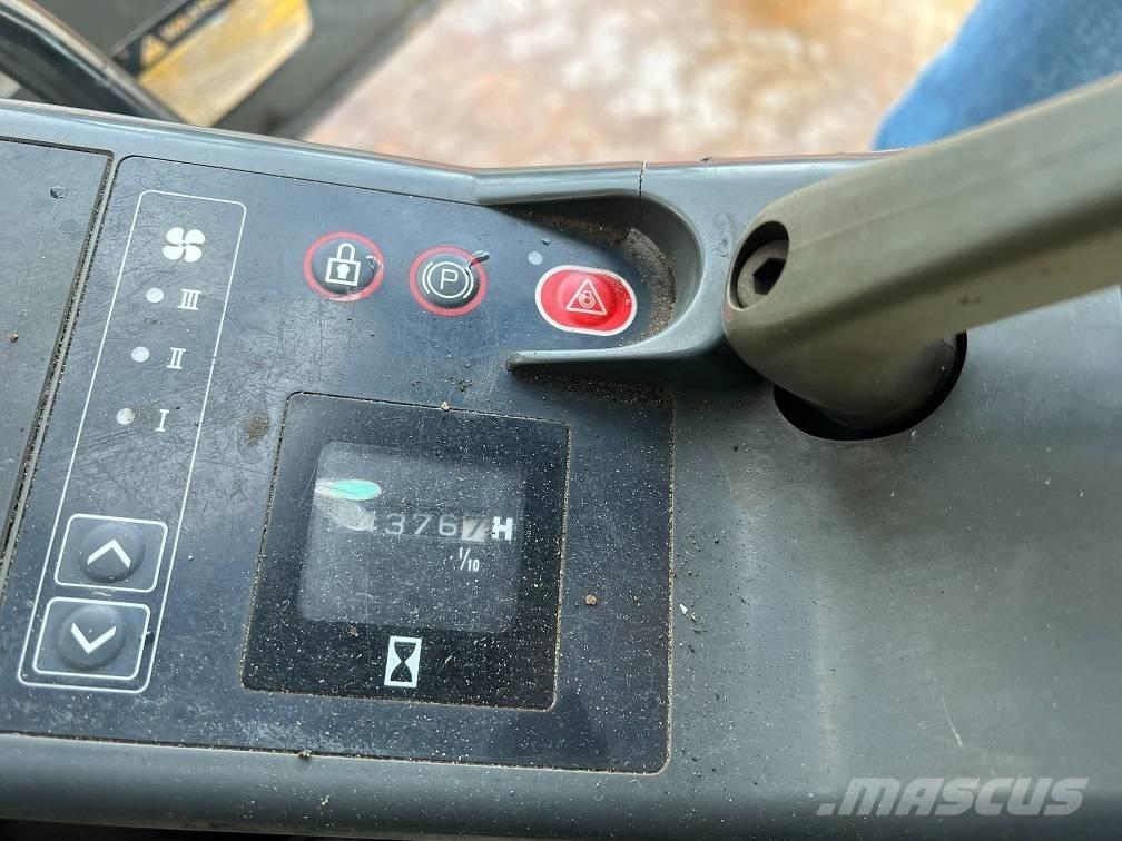 JCB JS 240 LC Kāpurķēžu ekskavatori