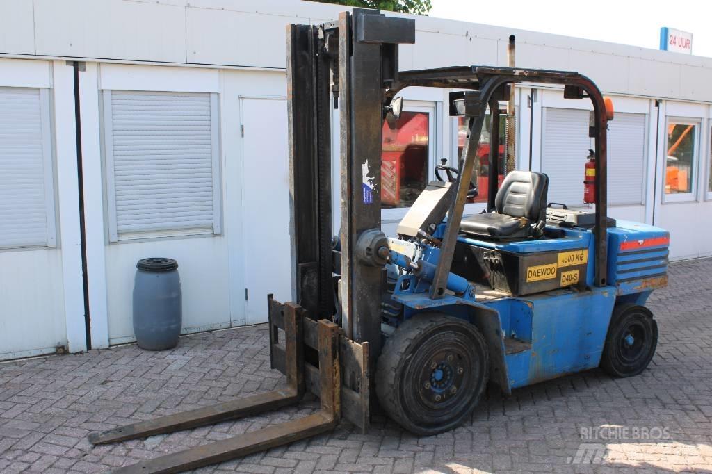 Daewoo D 40 S Tehnika ar dīzeļa dzinēju