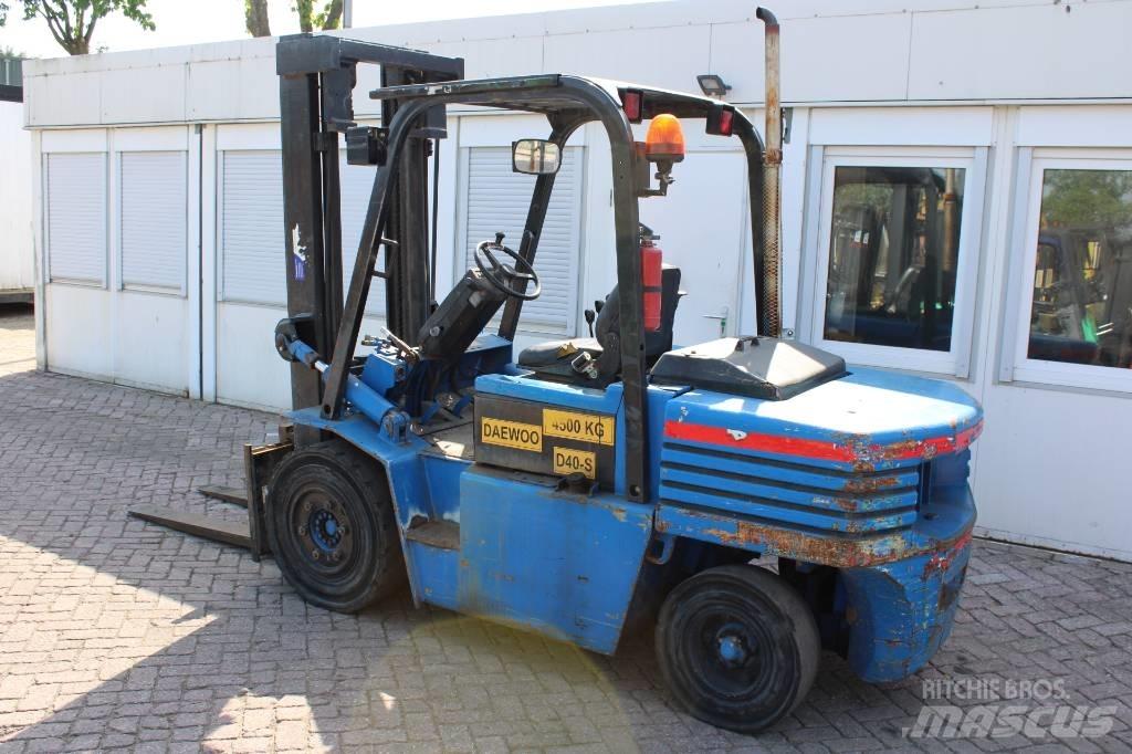 Daewoo D 40 S Tehnika ar dīzeļa dzinēju