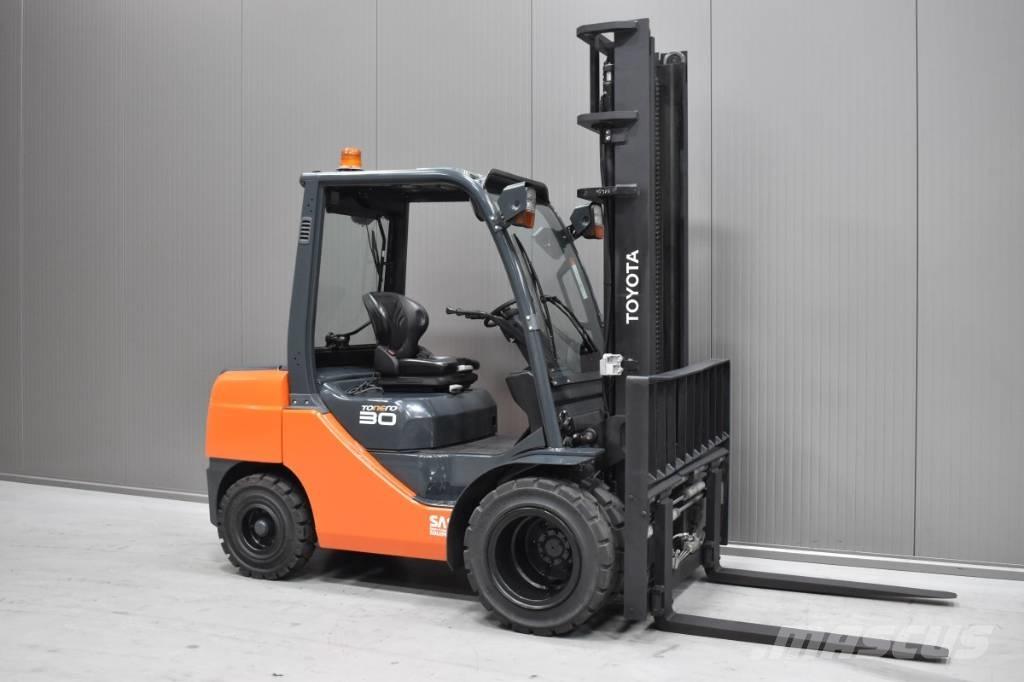 Toyota 02-8FDF30 Tehnika ar dīzeļa dzinēju