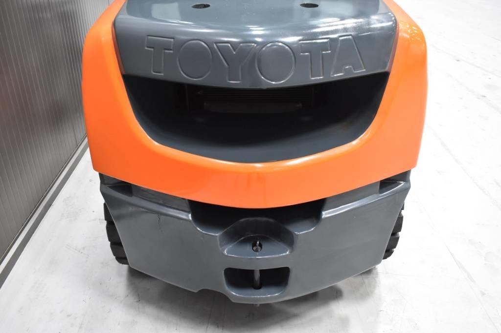 Toyota 02-8FDF30 Tehnika ar dīzeļa dzinēju