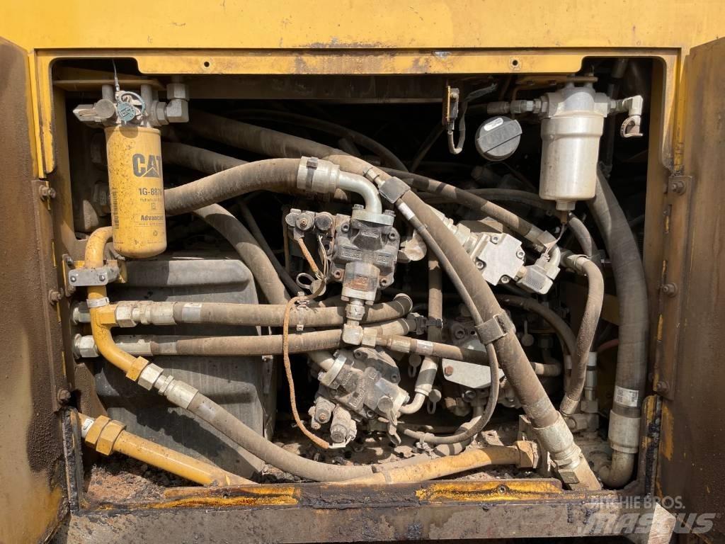 CAT AP555F Asfalta klājēji