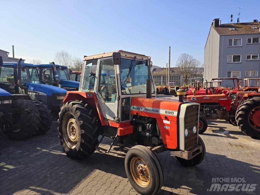 Massey Ferguson 690 Traktori