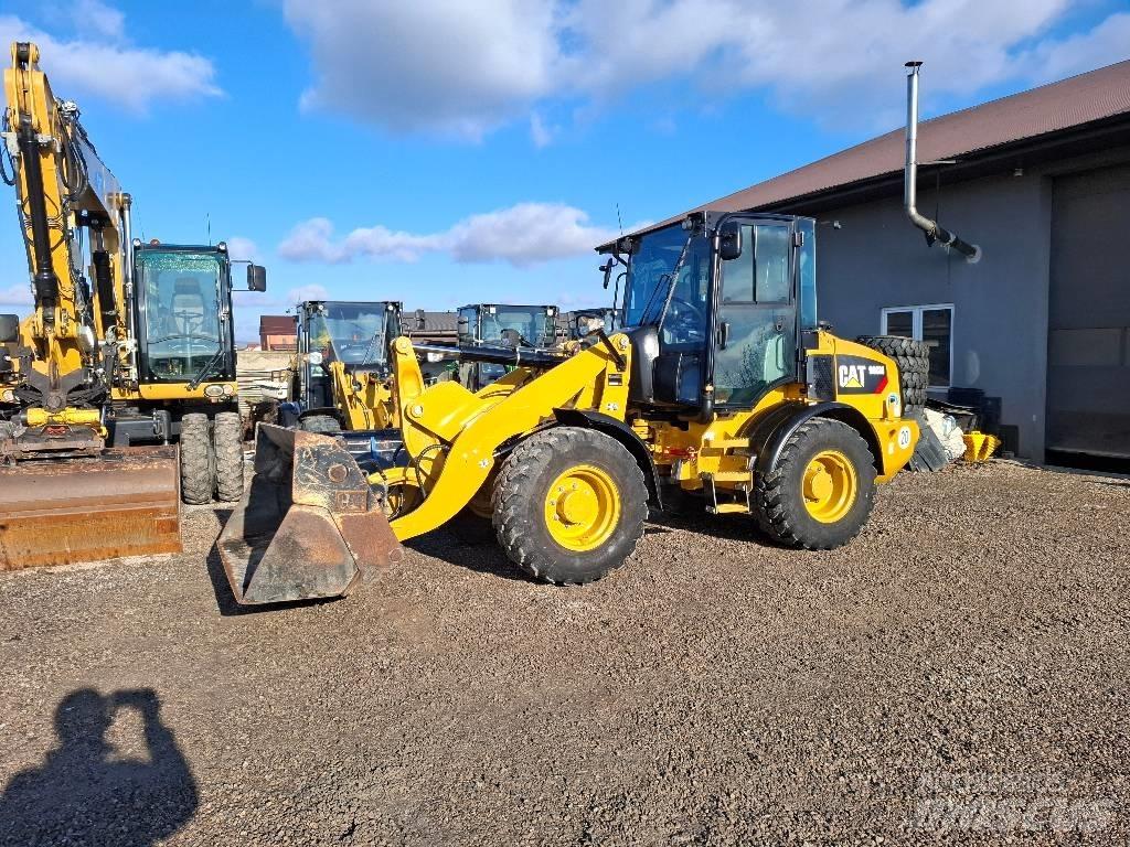 CAT 908M Iekrāvēji uz riteņiem