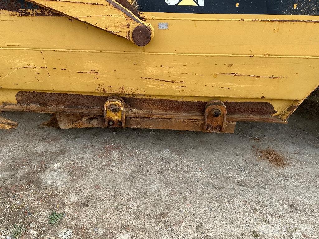 CAT 615 Skrēperi