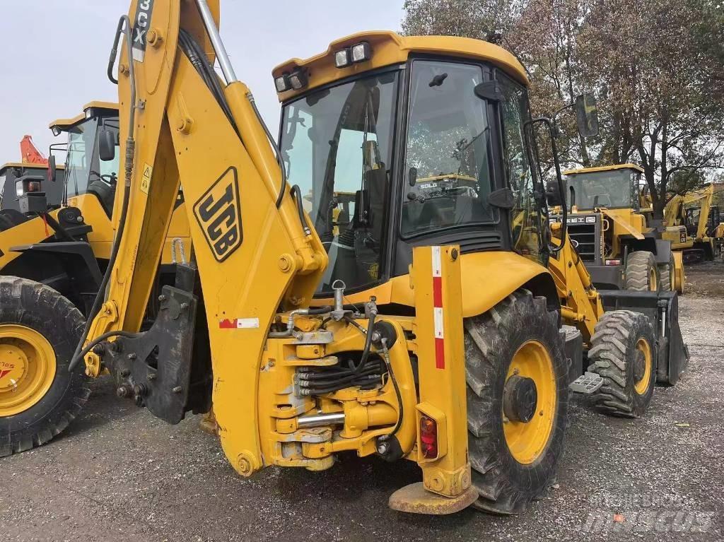 JCB 3CX Iekrāvēji uz riteņiem