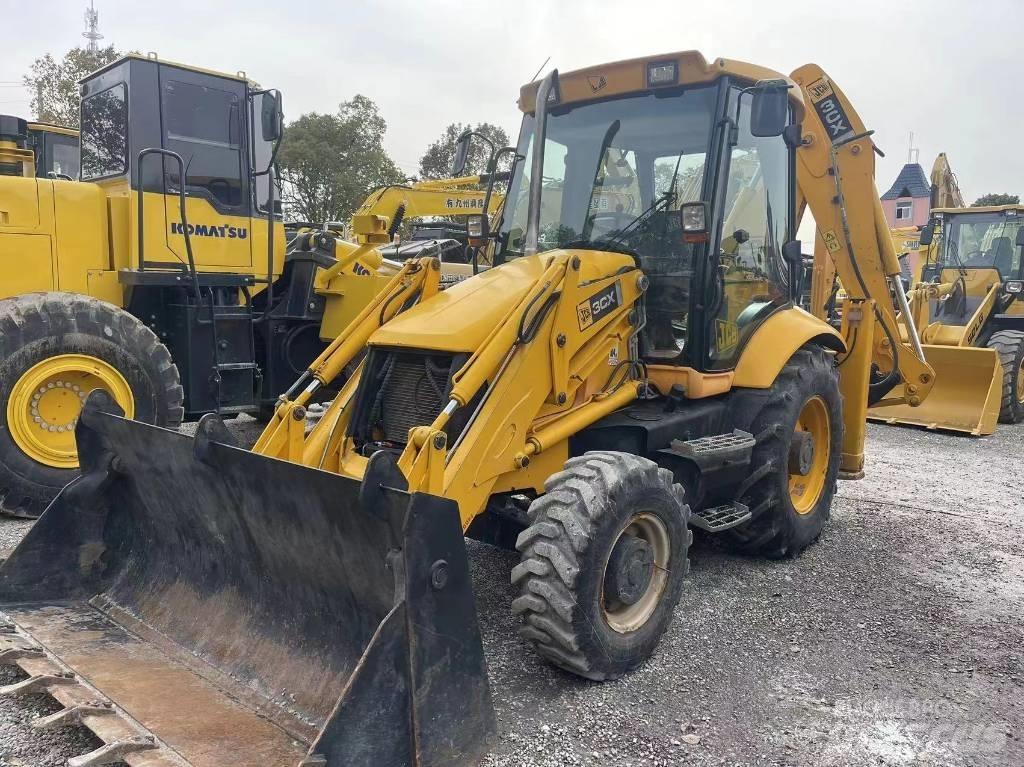JCB 3CX Iekrāvēji uz riteņiem