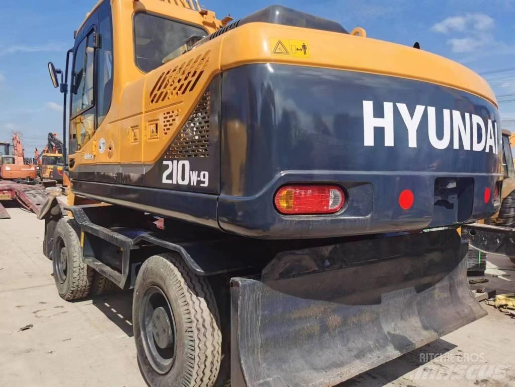 Hyundai R210W-9 Ekskavatori uz riteņiem