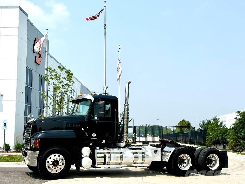 Mack Pinnacle Vilcēji