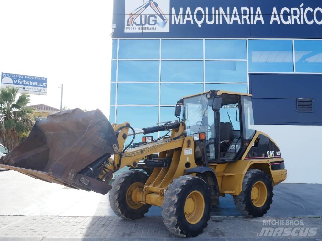 CAT 908 Iekrāvēji uz riteņiem