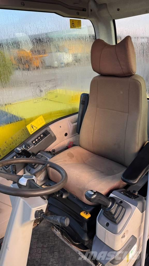 New Holland MH 2.6 Ekskavatori uz riteņiem