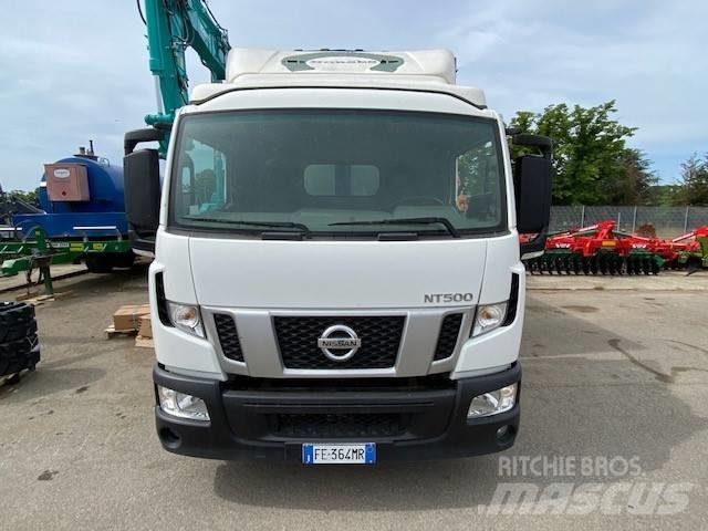 Nissan NT500 Vieglais kravas automobilis/izkraušana no sāniem