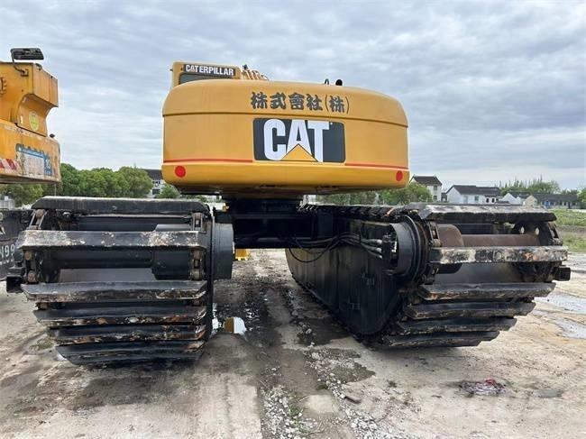 CAT 320 C Amfībijas tipa ekskavatori
