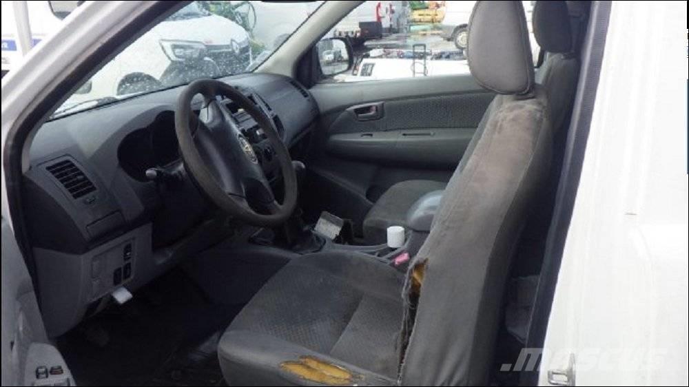 Toyota Hilux Vieglais kravas automobilis/izkraušana no sāniem